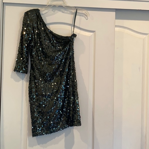 Blaque Label Dresses & Skirts - Blaque Label Green Sequin One Sleeve Dress